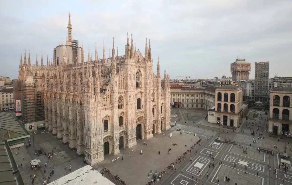 milan-duomo-side